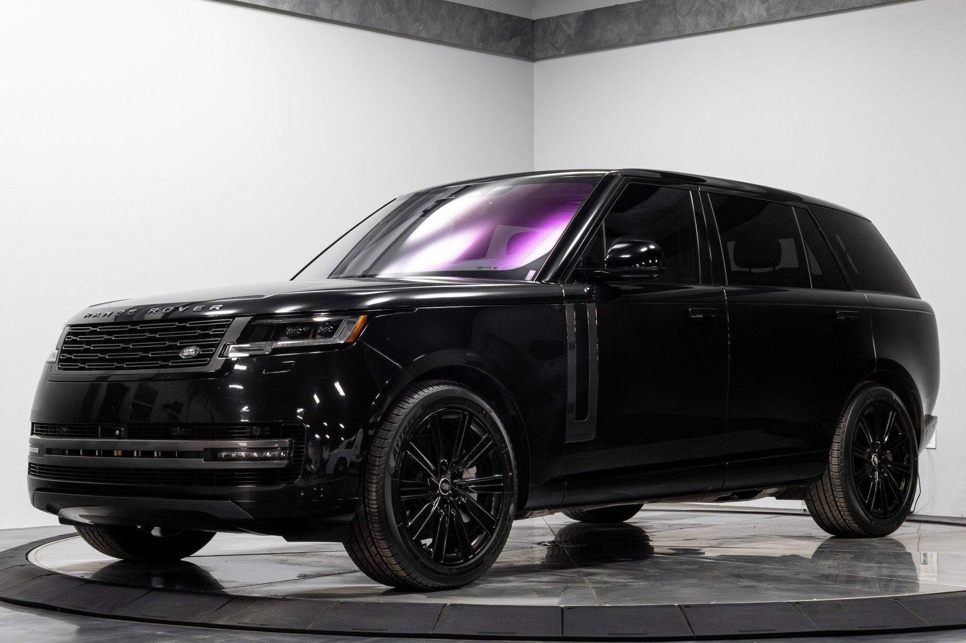 Used 2023 Land Rover Range Rover Long Wheelbase SE image 2