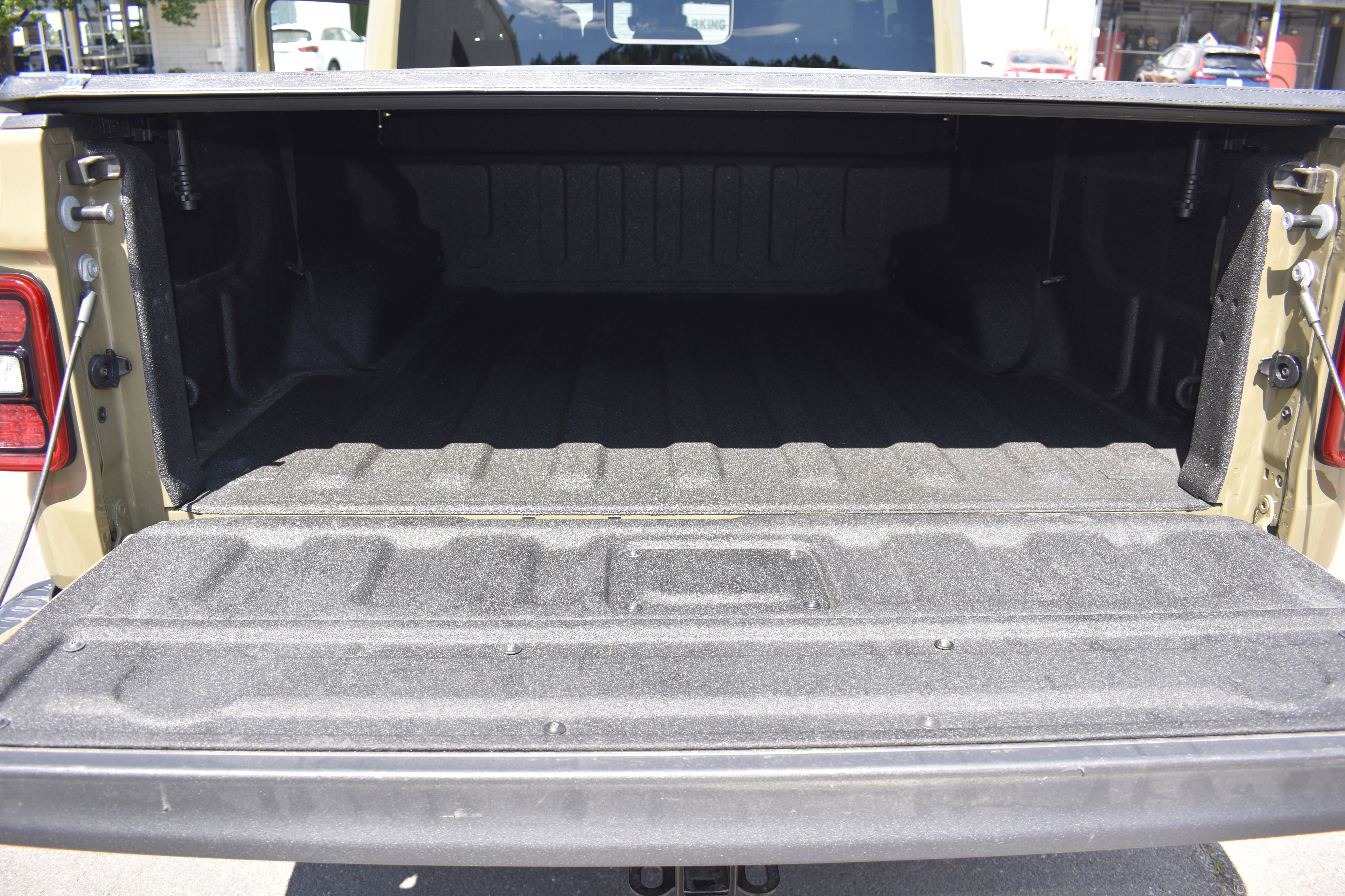 Used 2025 Jeep Gladiator Mojave image 31