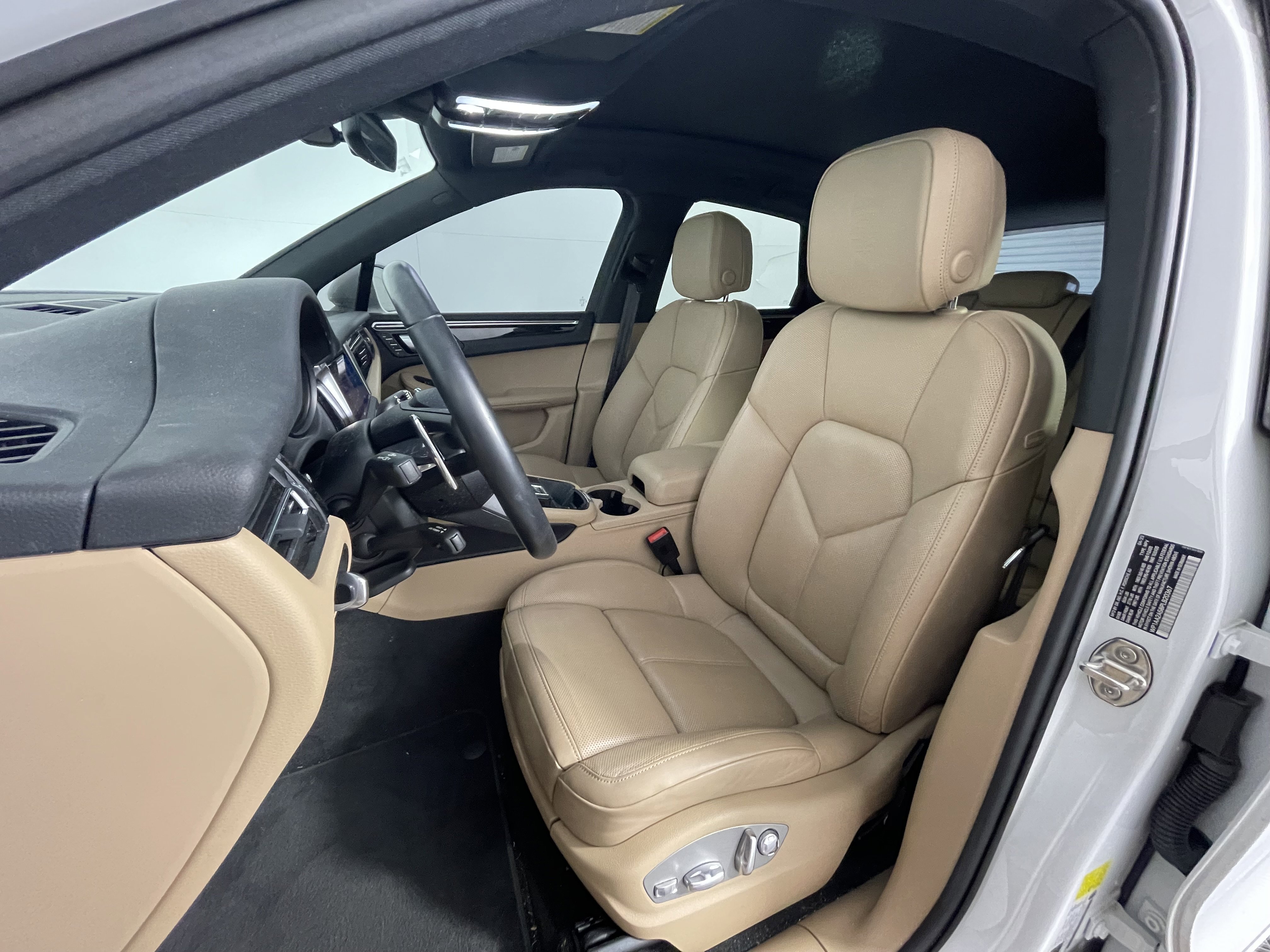 Certified 2023 Porsche Macan image 5
