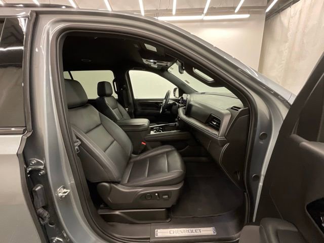 Used 2025 Chevrolet Suburban Z71 AWD/4WD image 23