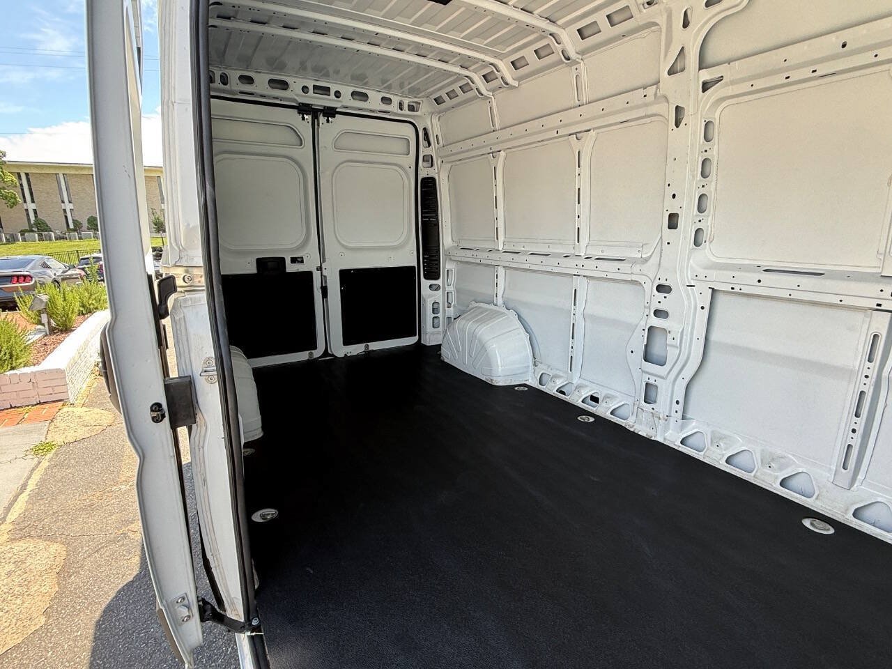 Used 2025 RAM ProMaster 2500 w/ Convenience Group FWD image 14