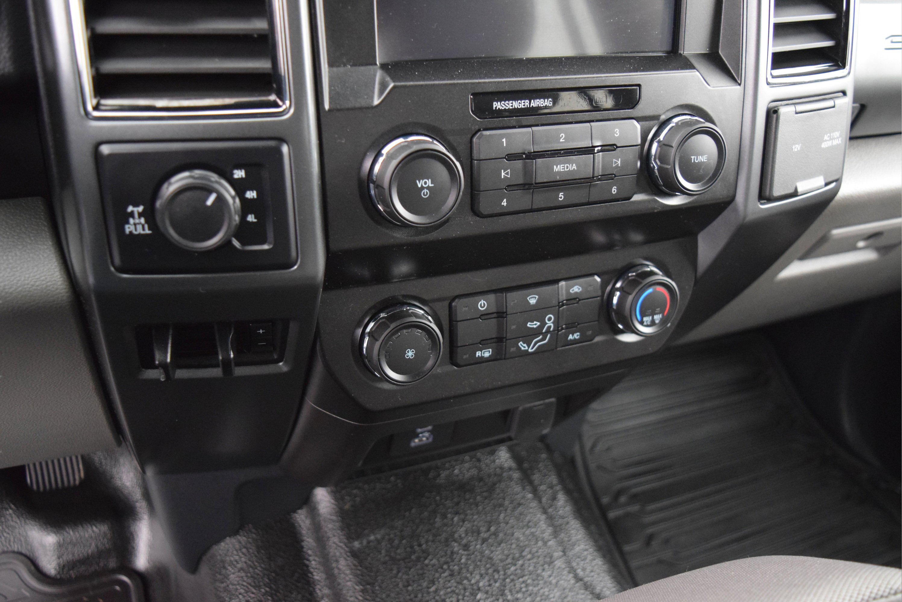 Used 2022 Ford F350 XLT w/ Camper Package image 14