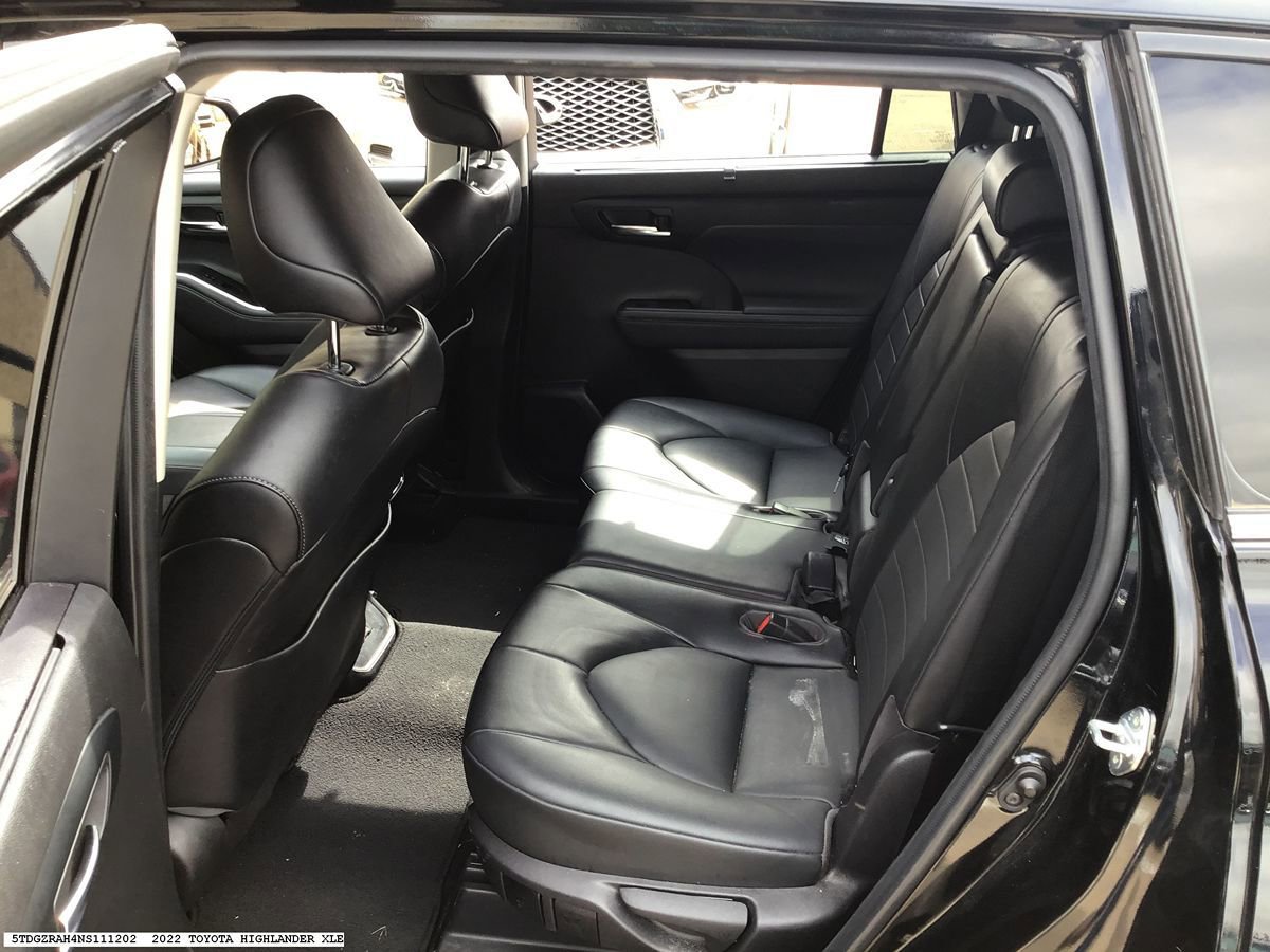 Used 2022 Toyota Highlander XLE image 13