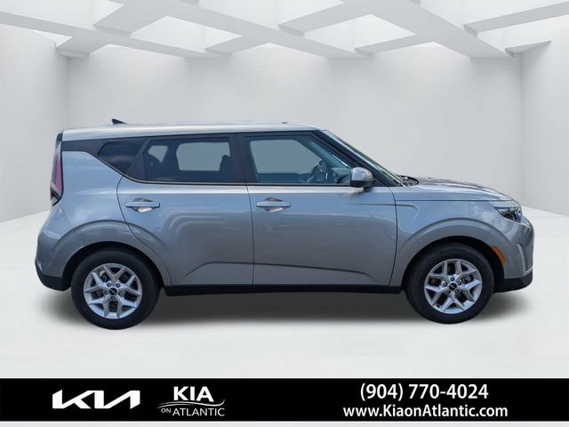 Used 2025 Kia Soul LX w/ LX Technology Package FWD image 2