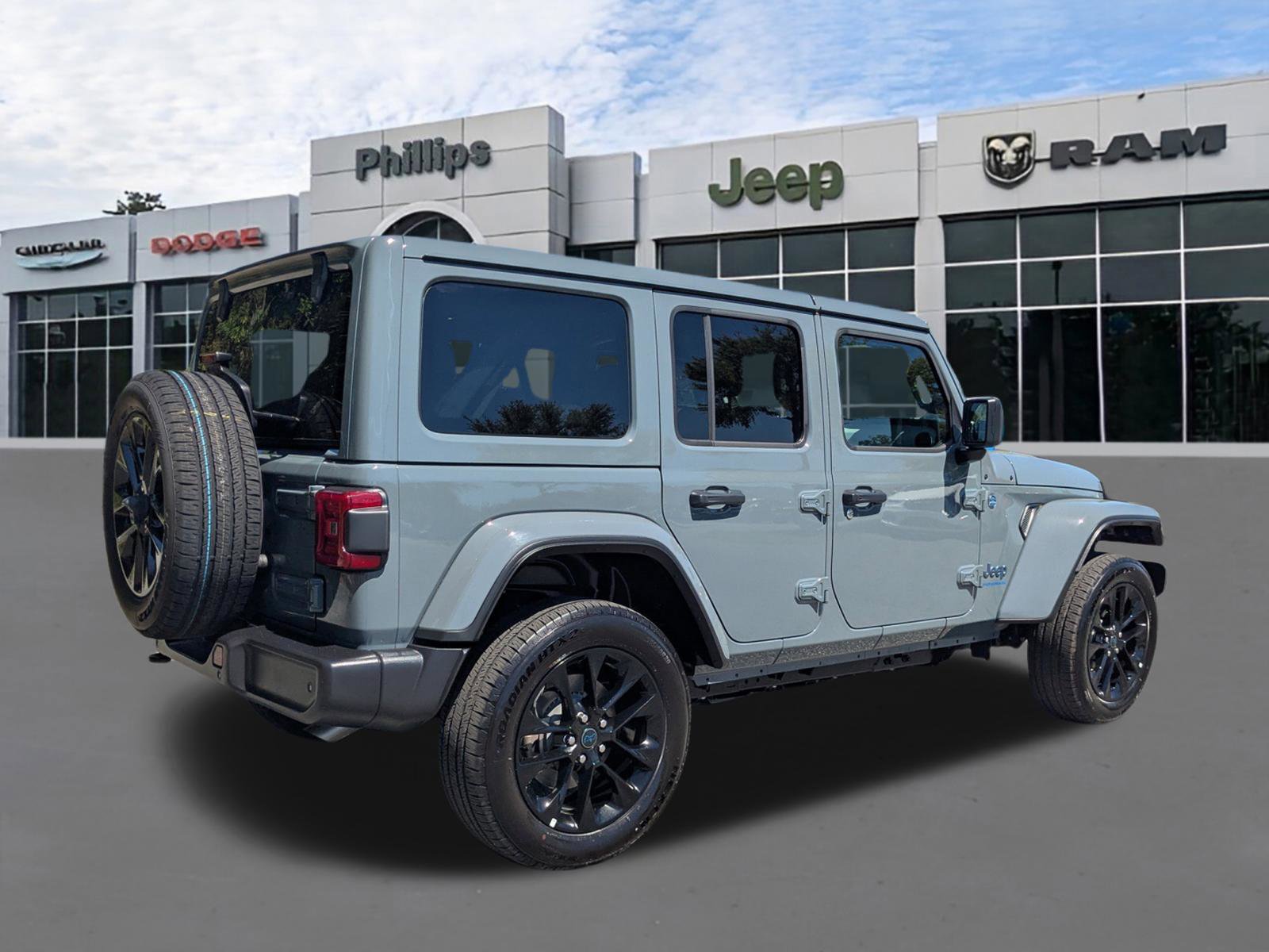 Used 2025 Jeep Wrangler Unlimited Sahara w/ Safety Group image 3