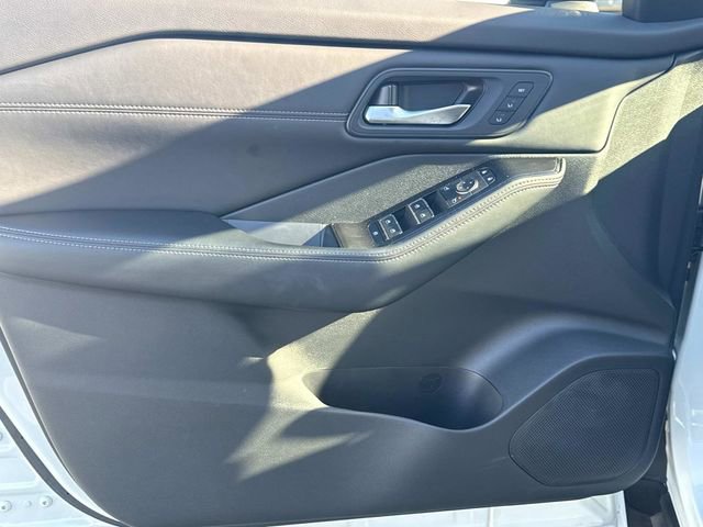 Used 2025 Nissan Rogue SL w/ Tech Package image 26