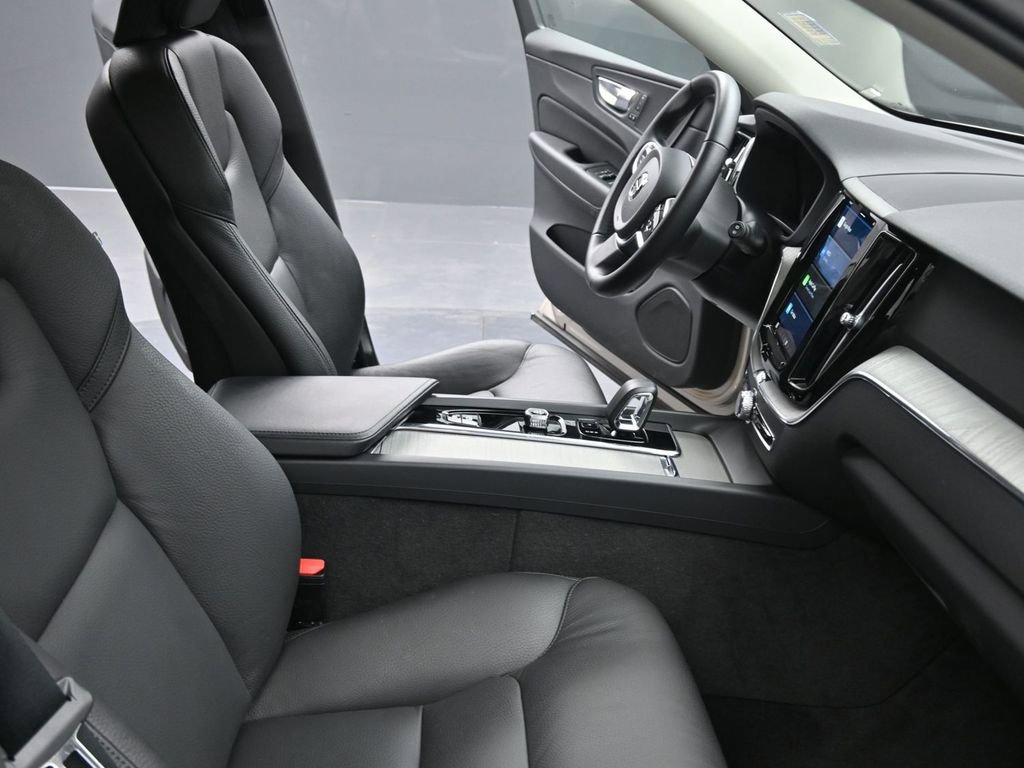 Used 2025 Volvo XC60 B5 Plus image 16