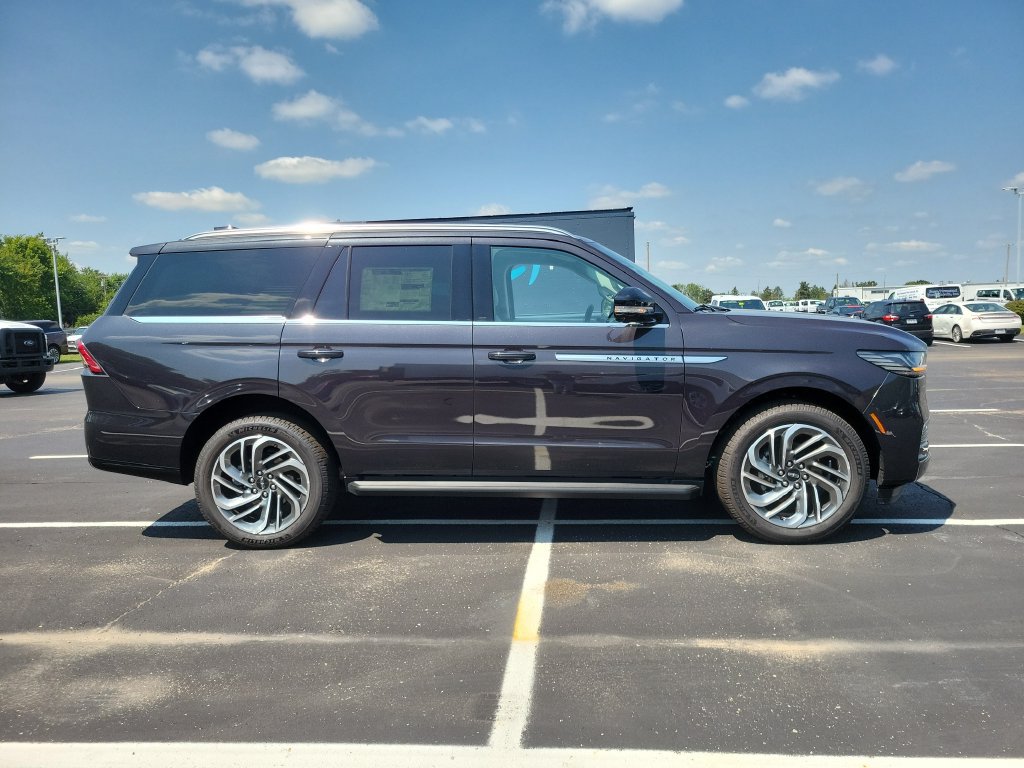 New 2026 Lincoln Navigator Premiere AWD/4WD image 3