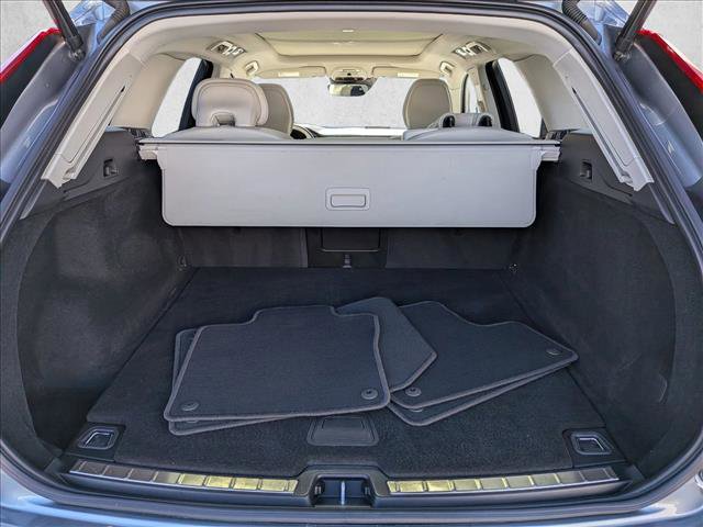 Used 2021 Volvo XC60 T6 Momentum image 7