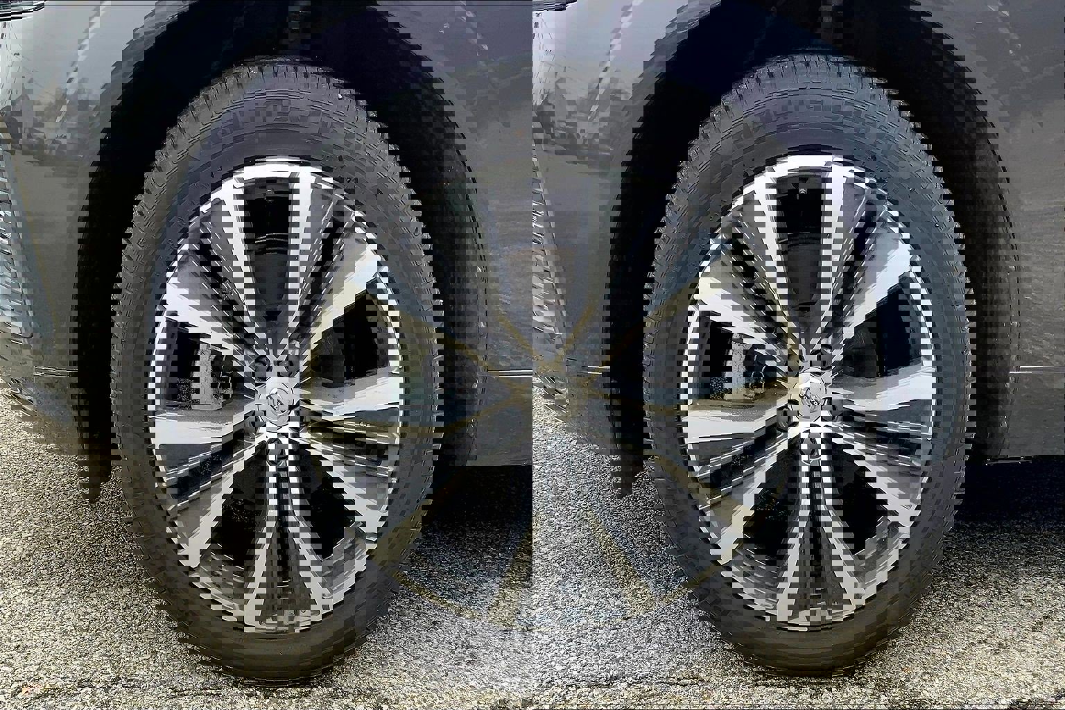 Used 2022 Volvo XC60 B5 Momentum w/ Climate Package image 10