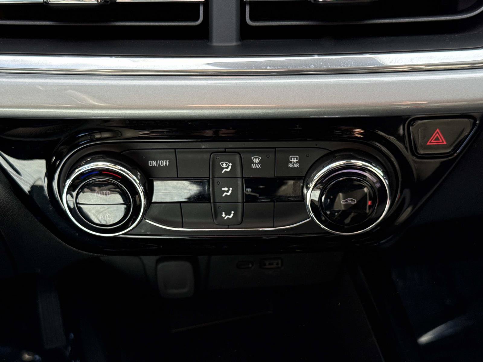 Used 2025 Chevrolet Trax LT FWD image 11