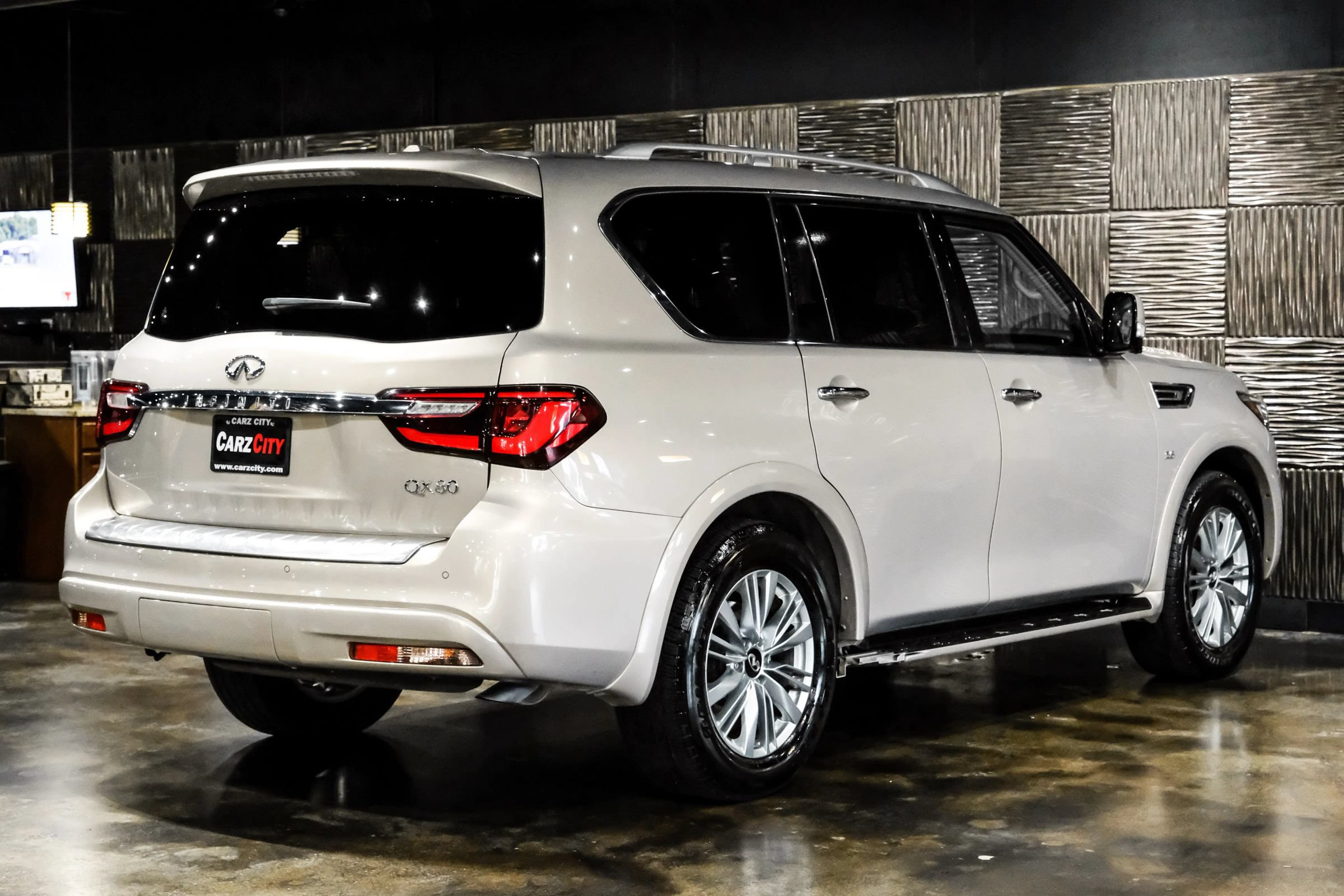 Used 2019 INFINITI QX80 Luxe RWD image 8