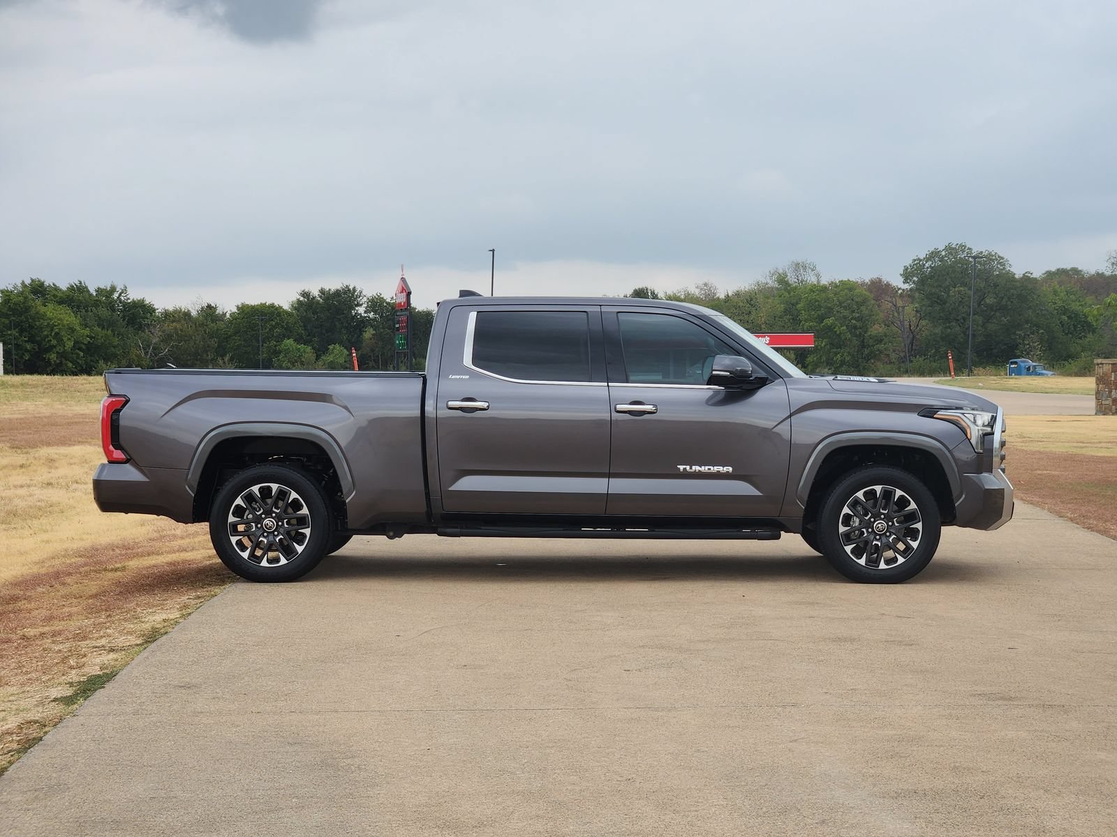 Used 2022 Toyota Tundra Limited AWD/4WD image 7
