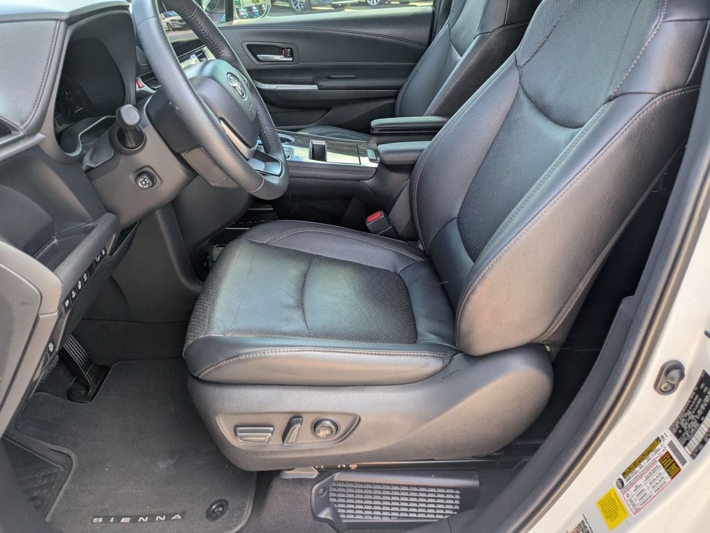Used 2025 Toyota Sienna Platinum FWD image 11