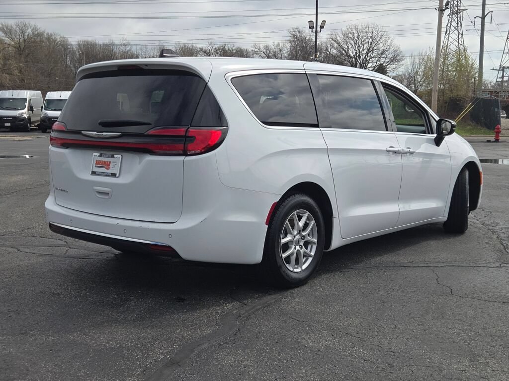 Used 2024 Chrysler Pacifica Touring-L FWD image 13