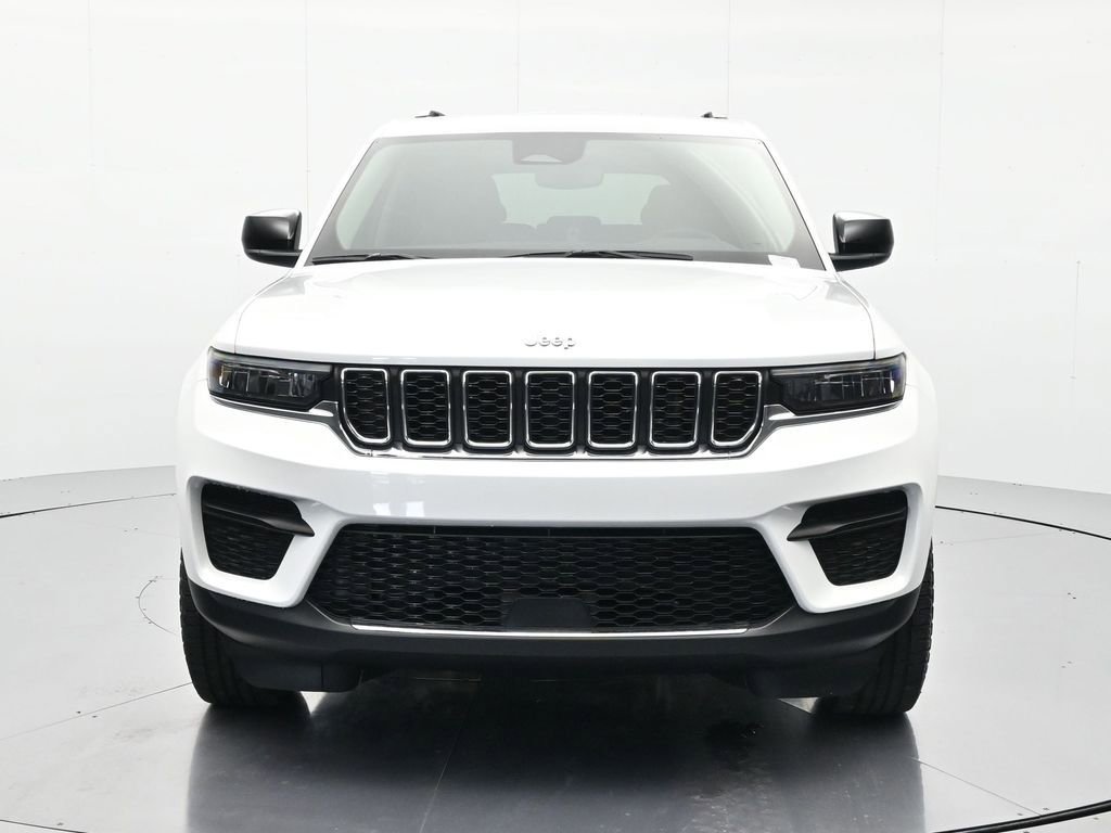 Used 2023 Jeep Grand Cherokee Laredo RWD image 2