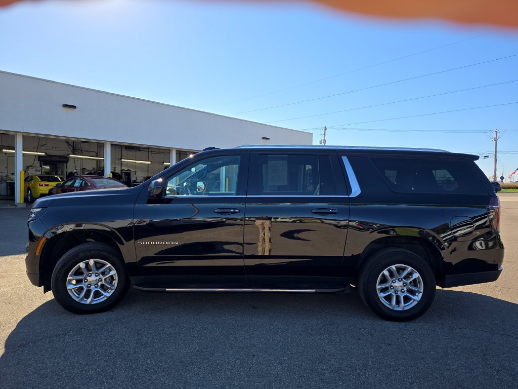 Used 2025 Chevrolet Suburban LT AWD/4WD image 19