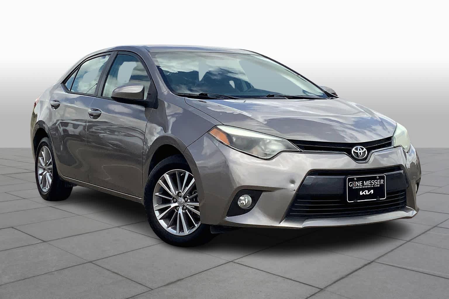 Used 2015 Toyota Corolla LE FWD image 2