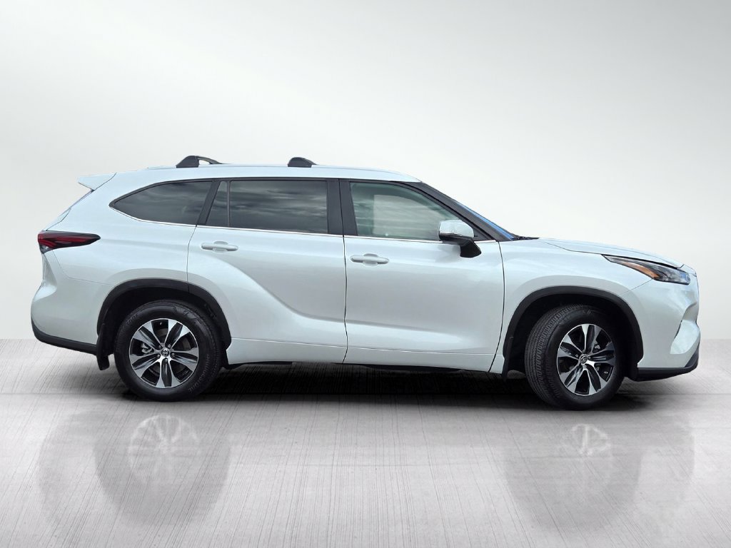 Used 2024 Toyota Highlander XLE AWD/4WD image 4