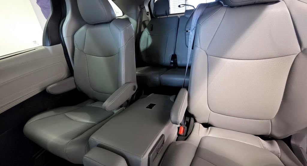 Used 2024 Toyota Sienna XLE image 60