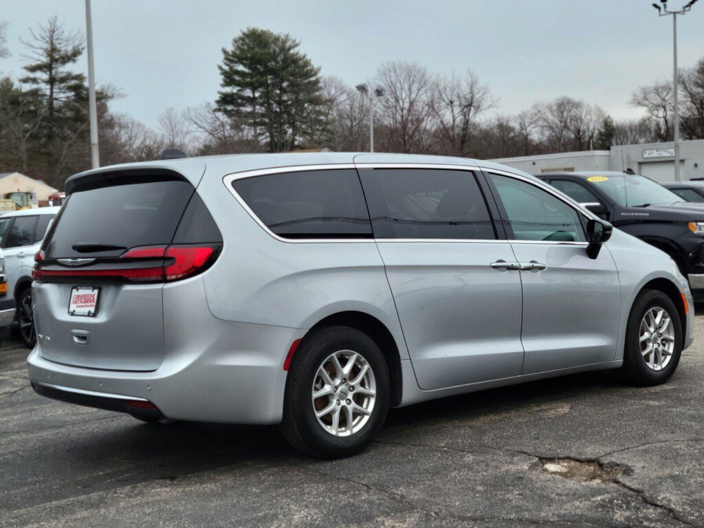 Used 2024 Chrysler Pacifica Touring-L image 5