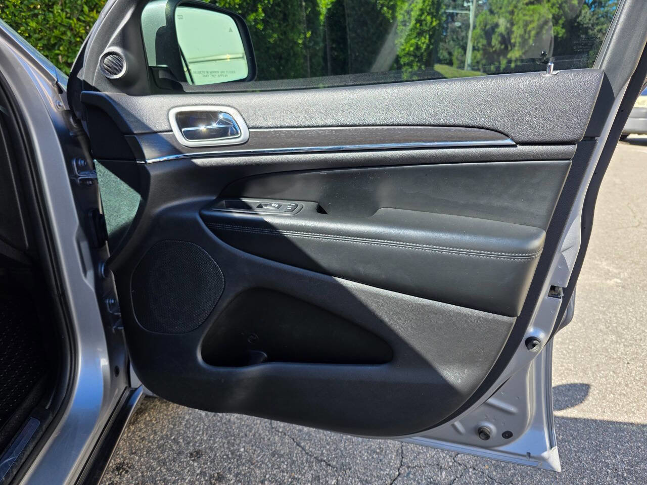 Used 2018 Jeep Grand Cherokee Limited image 36