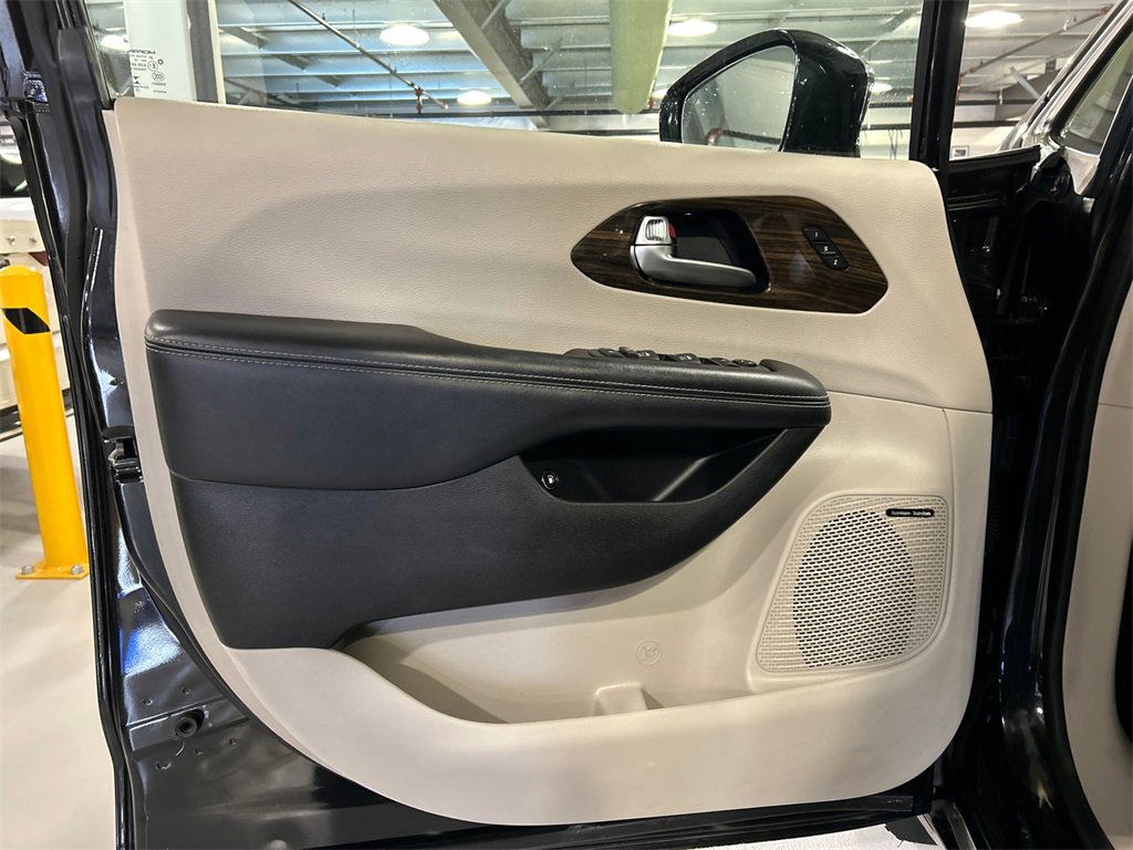 Used 2021 Chrysler Pacifica Limited w/ Uconnect Theater Family Group image 9