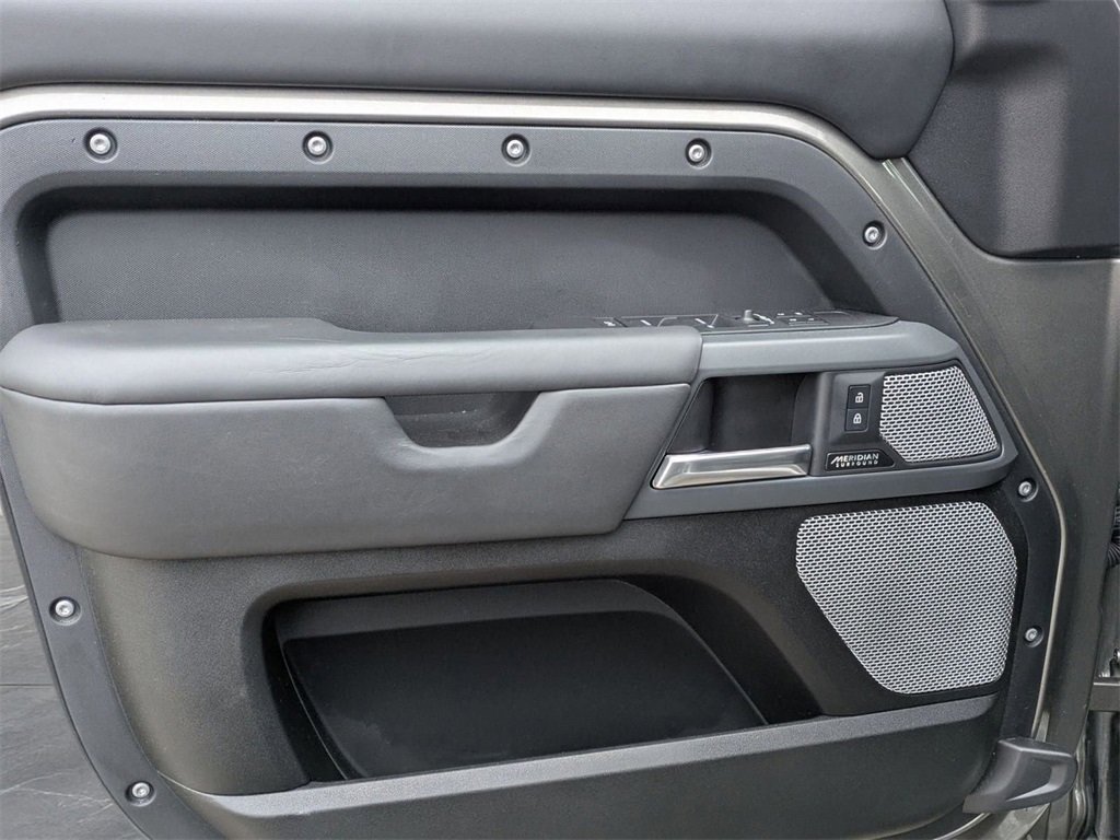 Used 2023 Land Rover Defender 130 X-Dynamic SE image 16