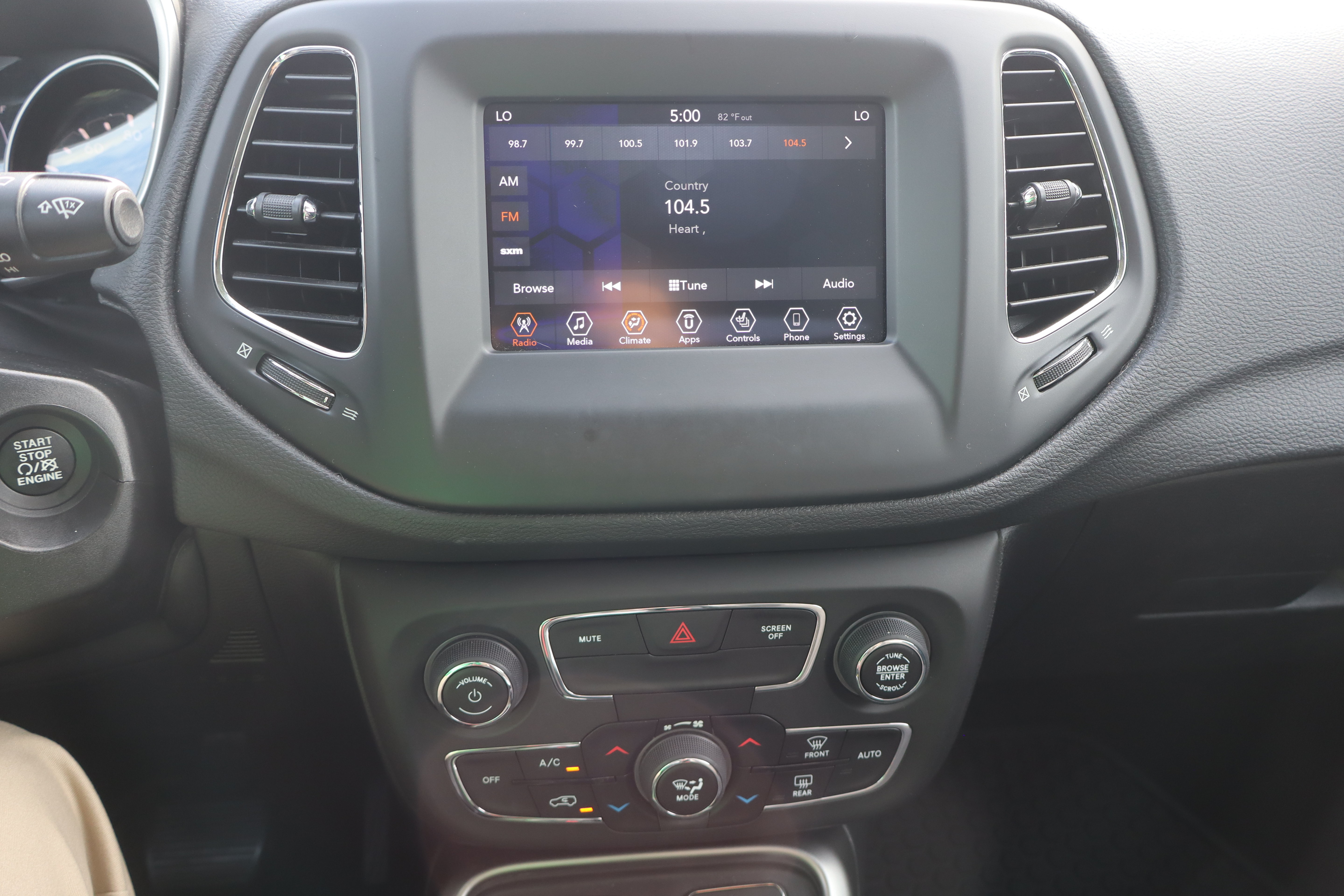 Used 2020 Jeep Compass Latitude w/ Cold Weather Group AWD/4WD image 17