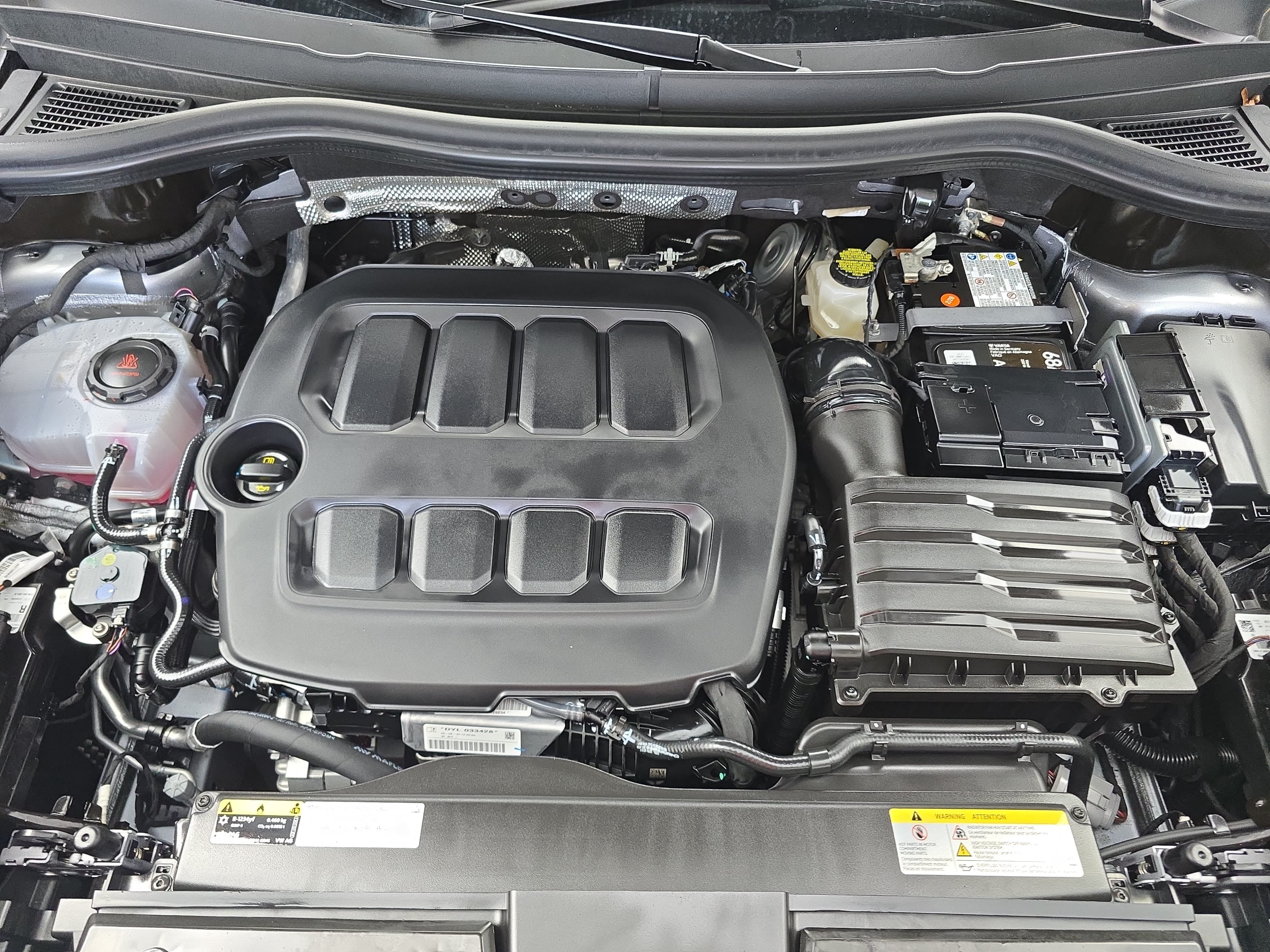 Used 2025 Volkswagen Tiguan SE AWD/4WD image 30