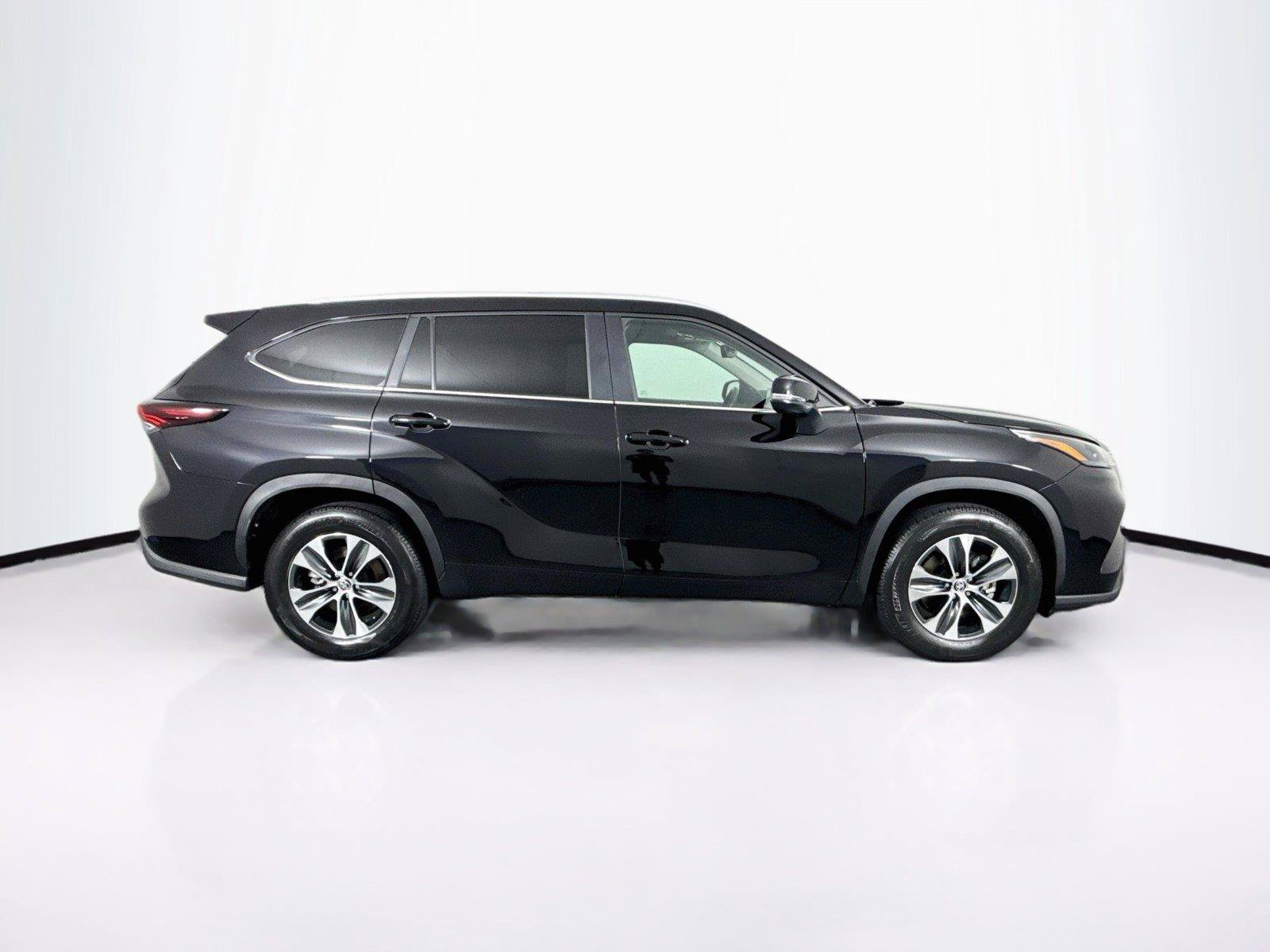 Certified 2025 Toyota Highlander XLE FWD image 11