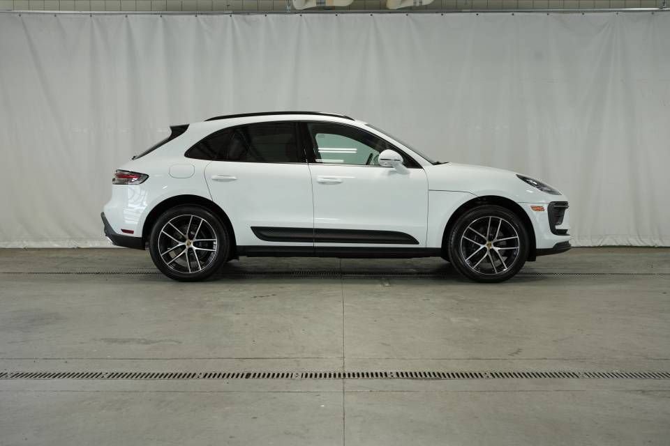 Certified 2025 Porsche Macan AWD/4WD image 8
