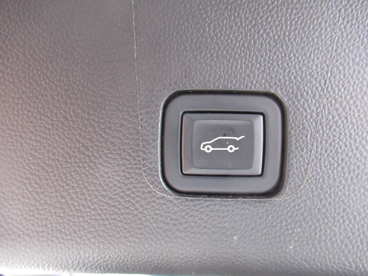 Used 2023 Chevrolet Traverse LT w/ LPO, Floor Liner Package AWD/4WD image 15
