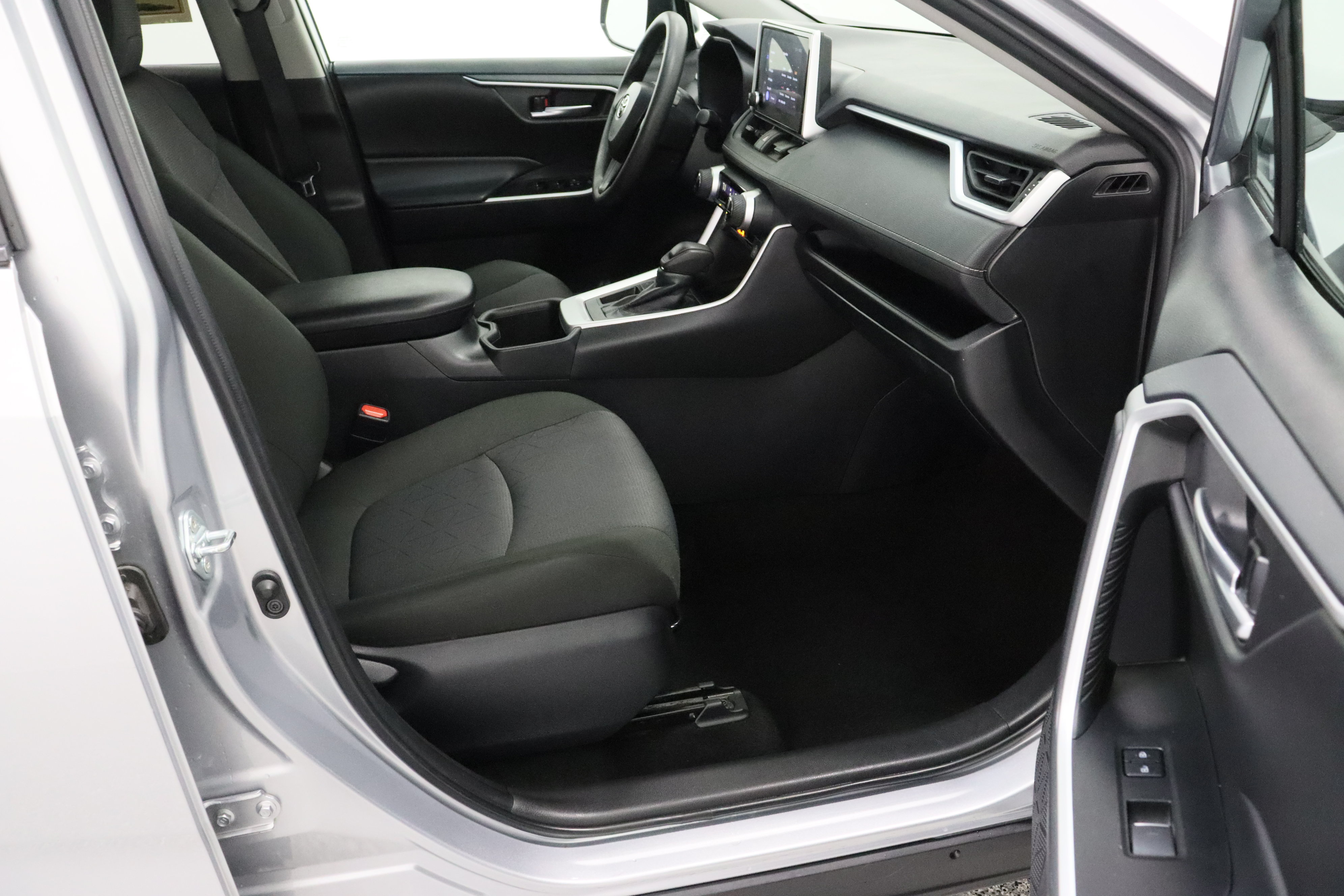 Used 2025 Toyota RAV4 XLE FWD image 37