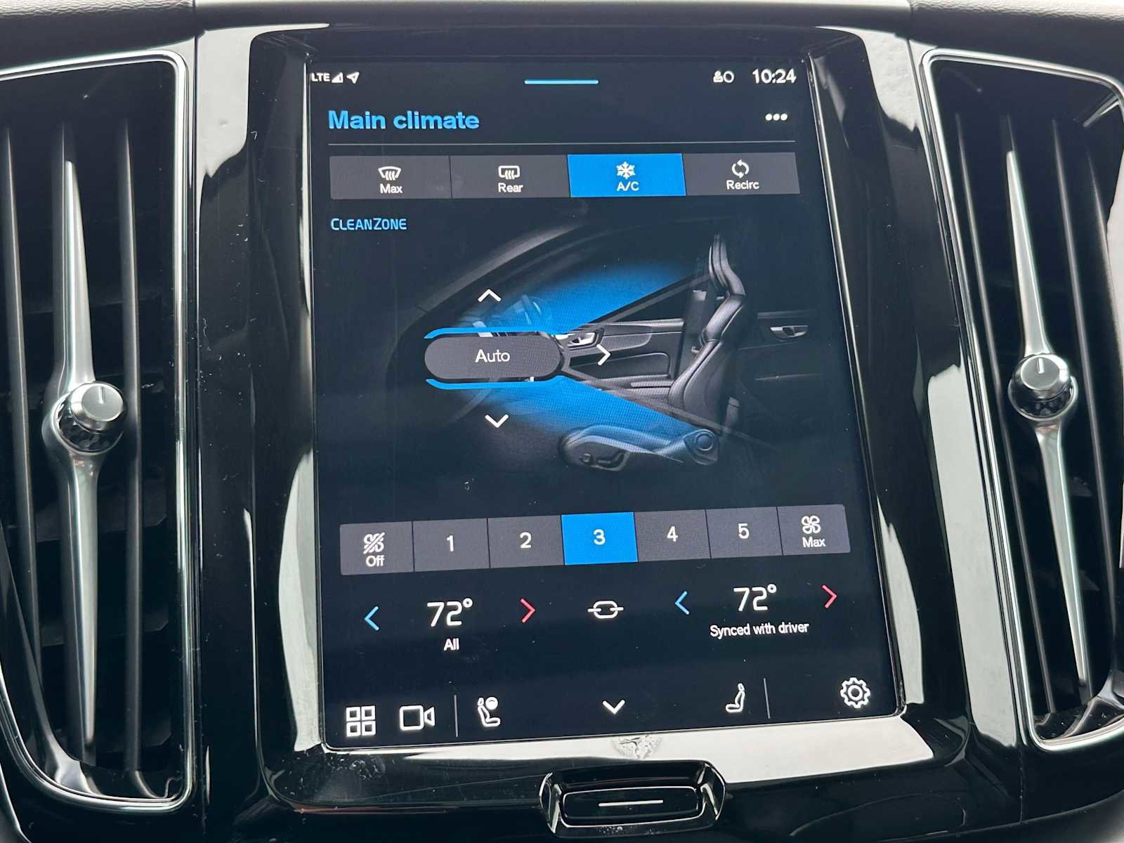 Used 2025 Volvo XC60 B5 Core w/ Protection Package Premier image 28