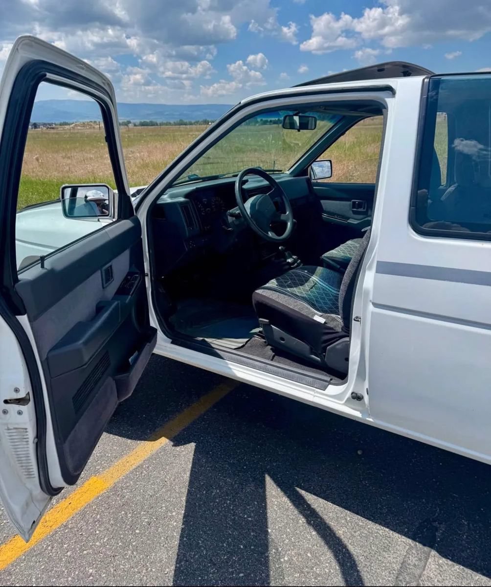 Used 1993 Nissan Pickup SE AWD/4WD image 4