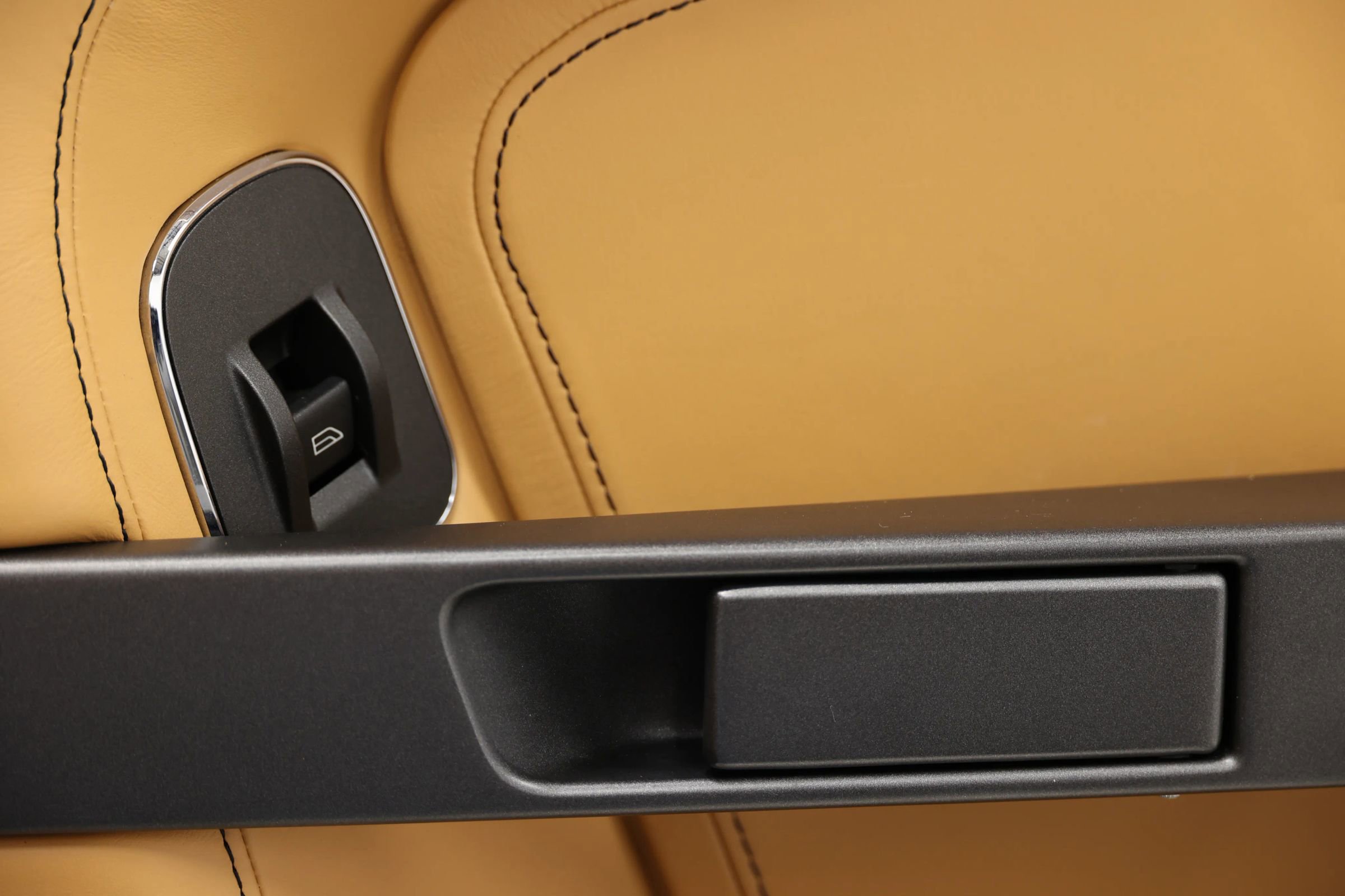 Used 2012 Aston Martin V8 Vantage Roadster image 63