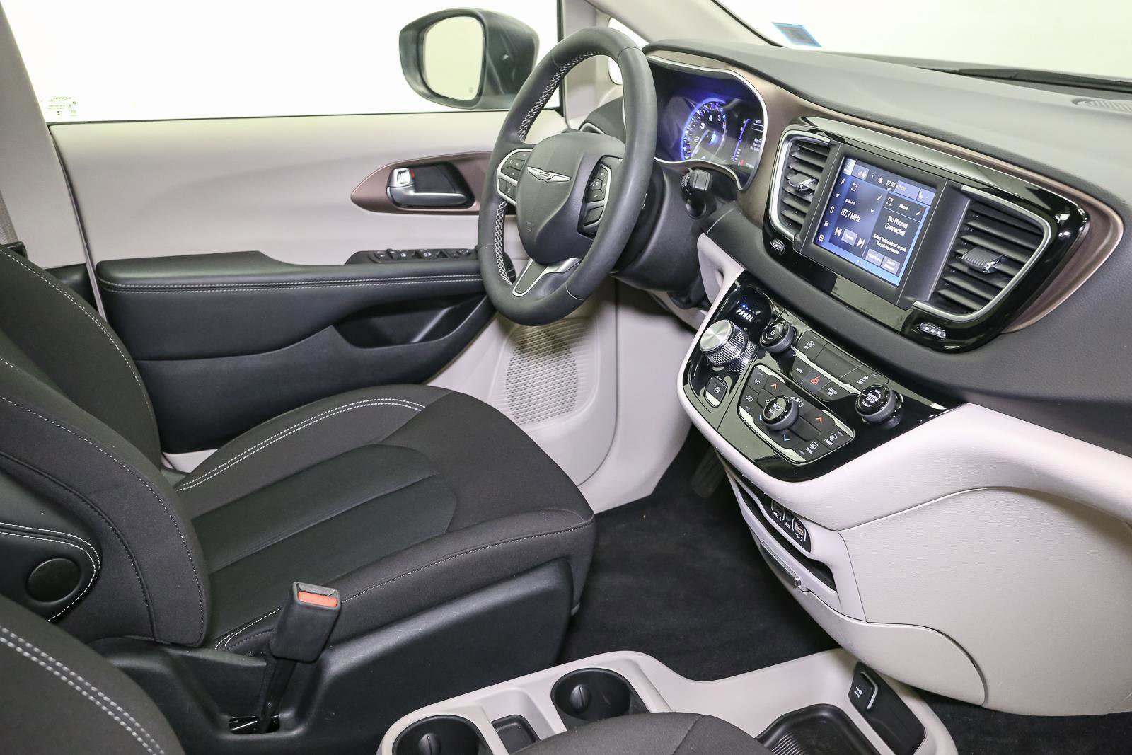 Used 2024 Chrysler Voyager LX image 20