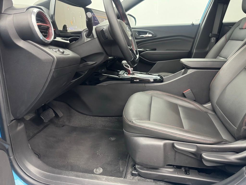 Used 2025 Chevrolet Trax RS FWD image 16