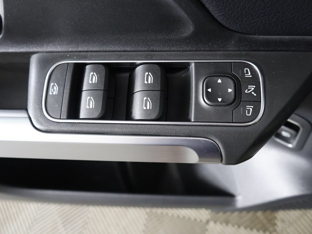 Used 2023 Mercedes-Benz GLB 250 4MATIC w/ Premium Package image 34
