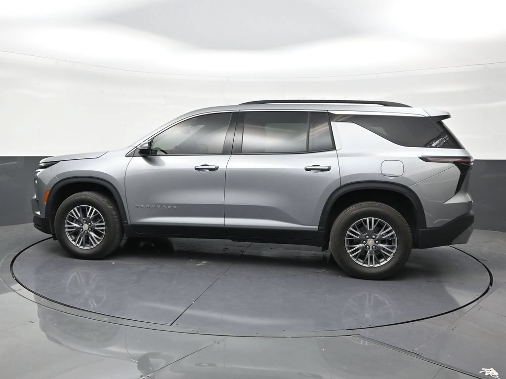 Used 2026 Chevrolet Traverse LT FWD image 2