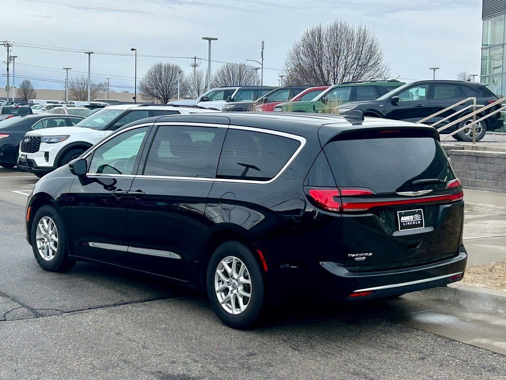 Used 2025 Chrysler Pacifica Select image 3