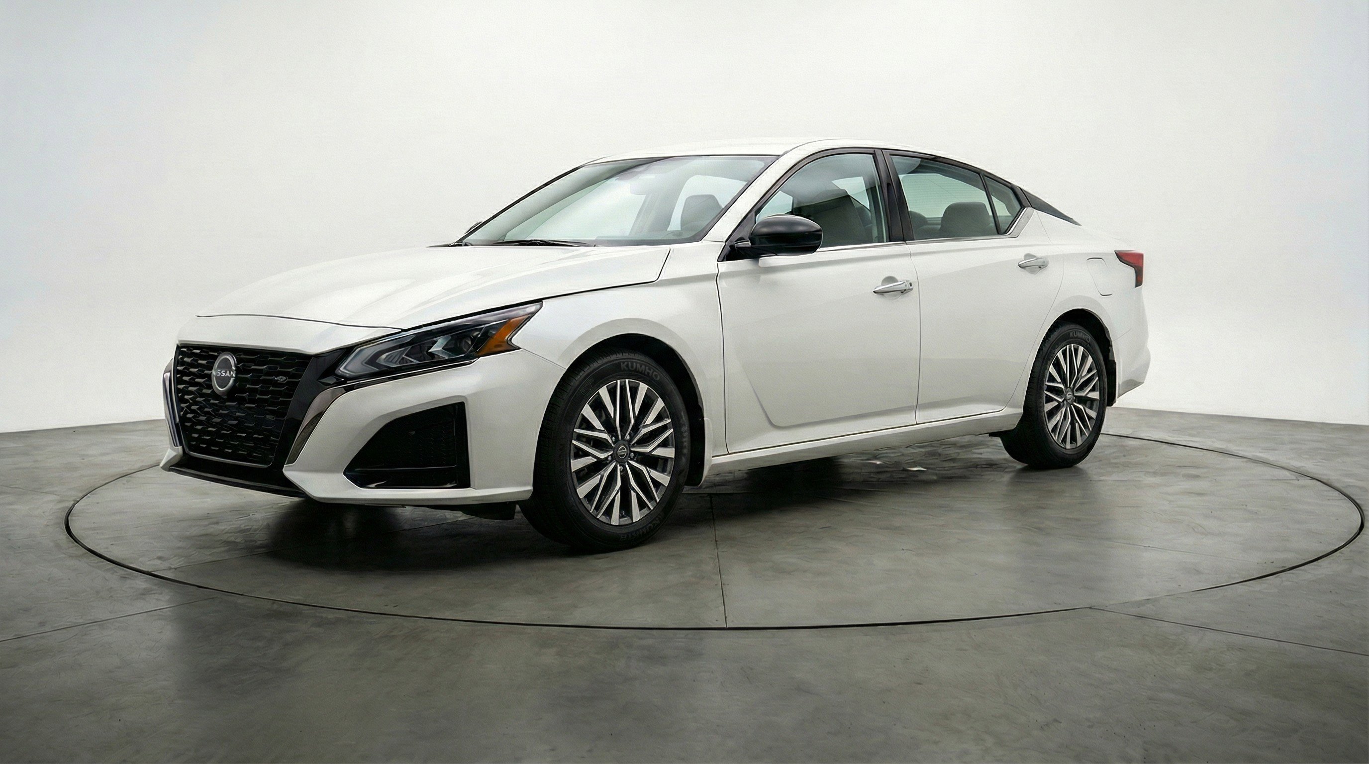 Used 2025 Nissan Altima 2.5 SV image 3