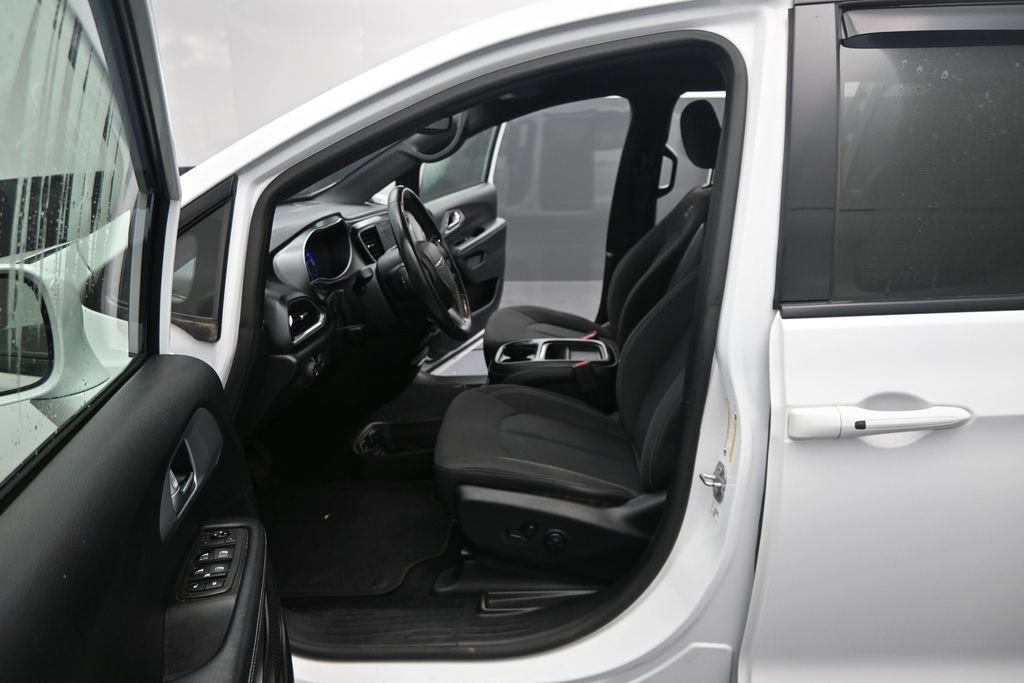 Used 2019 Chrysler Pacifica Touring Plus w/ Advanced Safetytec Group FWD image 10
