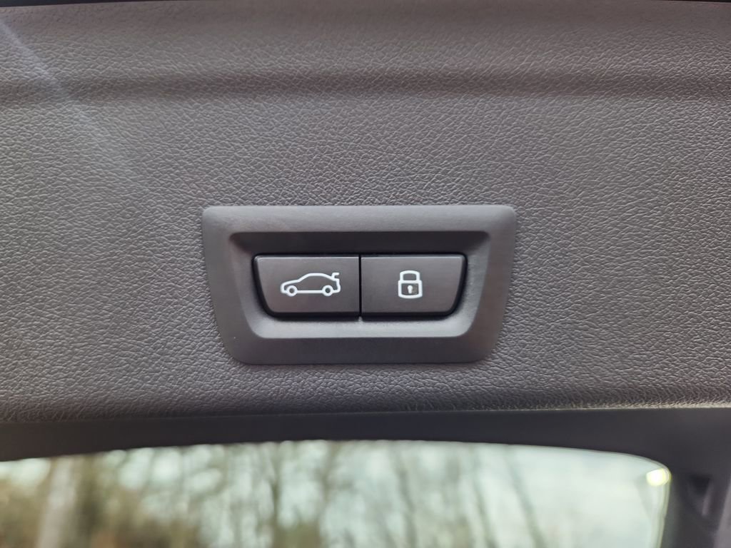 Used 2025 BMW X6 xDrive40i w/ Executive Package image 14