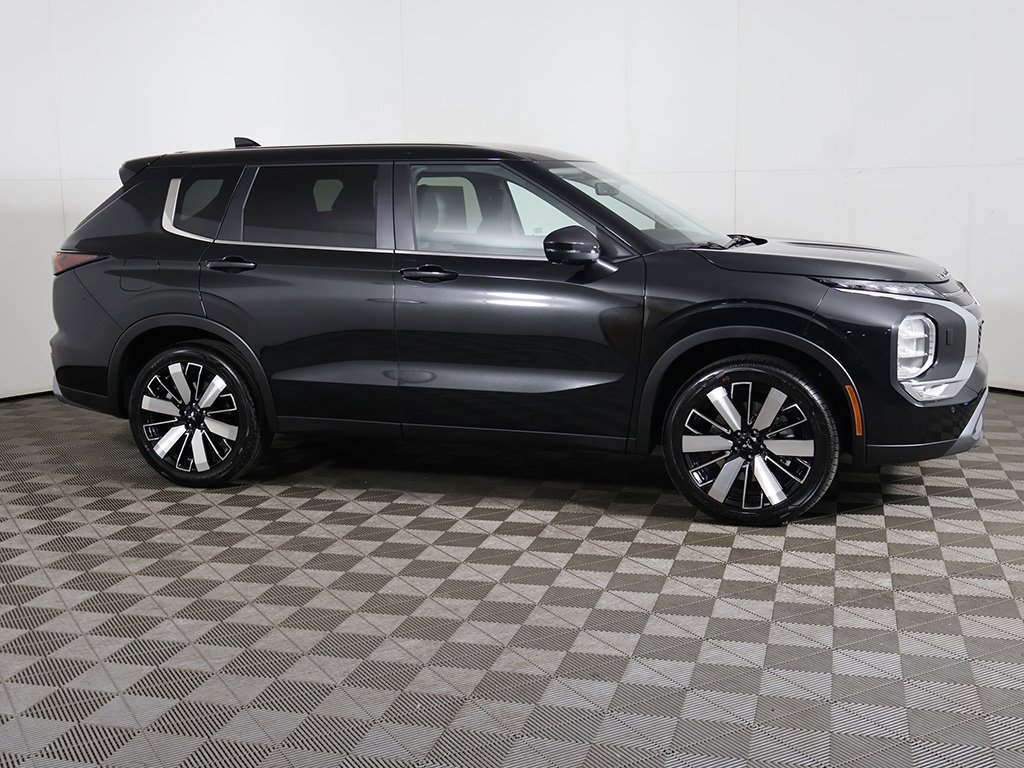 New 2025 Mitsubishi Outlander SE image 16