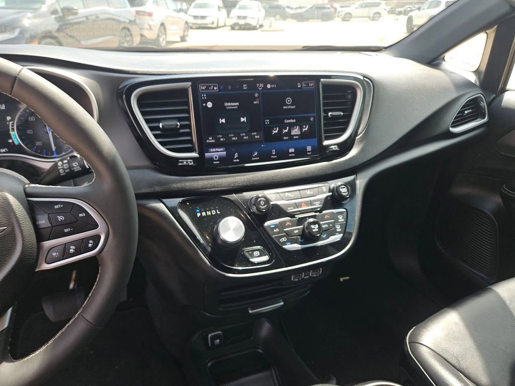 Used 2025 Chrysler Pacifica Select image 20