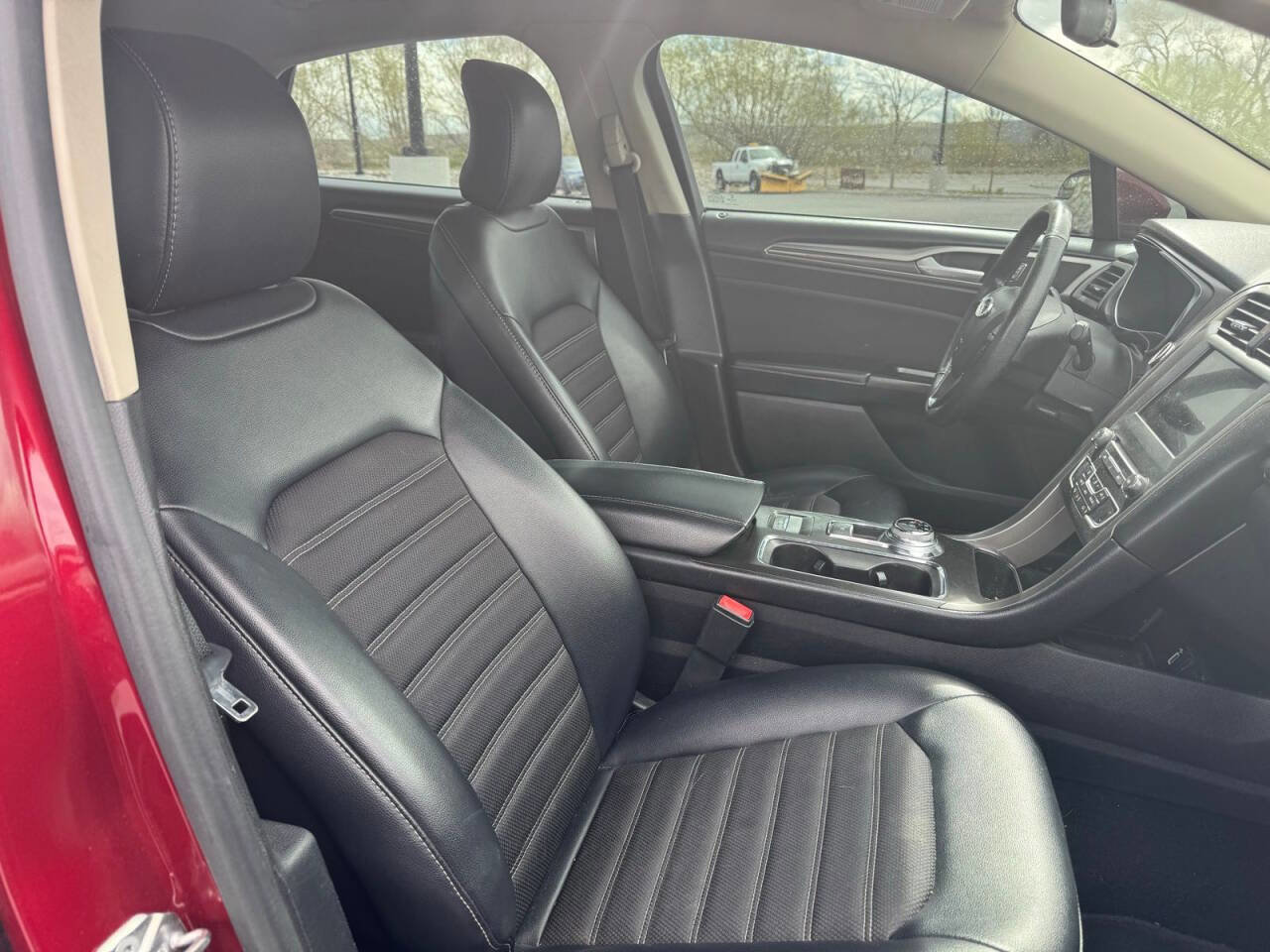 Used 2017 Ford Fusion SE w/ Equipment Group 201A FWD image 16