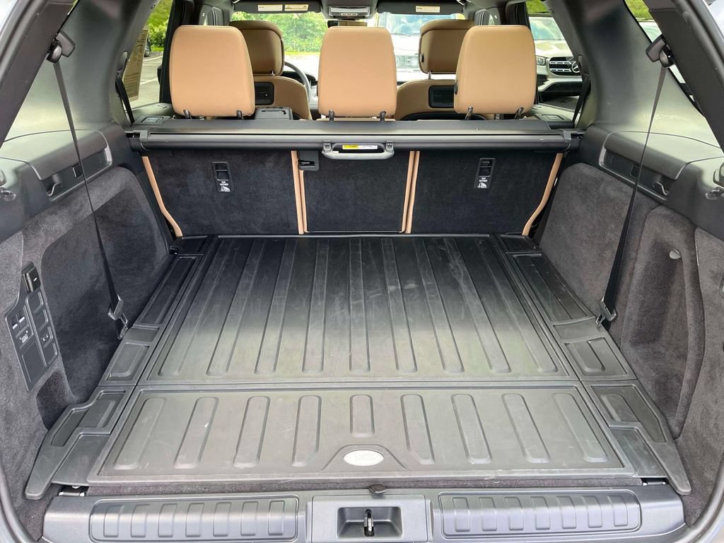 Used 2025 Land Rover Discovery Dynamic SE AWD/4WD image 13