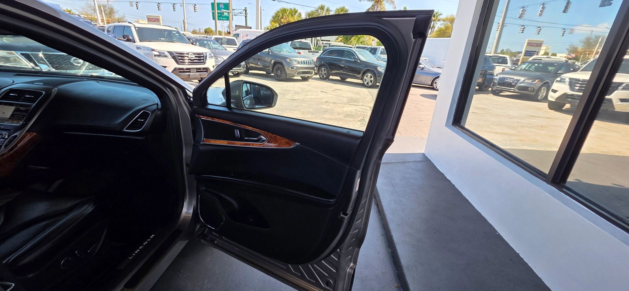 Used 2018 Lincoln MKX Select w/ Select Plus Package image 21